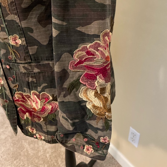 Cute Camo Blazer w/embroidery - Picture 5 of 6